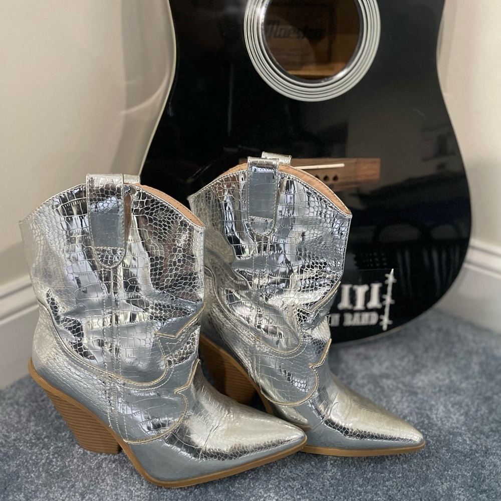 Cape Robbin High (3-3.9 in) Heel Height Ankle Boots size 7 1/2